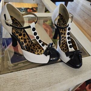 Pin Up Couture Balck And White Button 1940's Style Heels. Size 8